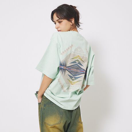 [^ԁF04500020071]yhg炵_ȃlCeBu`[tۓIȃgbvXɂ͈ɗR荡HARDINGin[fBOjƂPENDLETON̒łlC̗̕pVGbg͂肵I[o[TCYŁAꖇł݊QjZbNXłgfUCƃTCYłBfރI[vGhiCaю^aj́ACő@ۂQ荇킳\܂B@ۂ̊ԂɋC܂ނ߂ӂ炵{[܂ADn̓hCł肵i`ȍd߂̕ɂȂ̂łBzƑɗDĂ܂BR[fBl[gfjƃXj[J[ō킹̃X^C͂AN̓vCtȃJ[R[fBl[gŏ{̃GbZXvX̂߁BvgɎgpĂJ[pcXJ[g̐FƃNAFĝȕ̓obOV[YȂǂŎ̂߁BjZbNXŒ̂ŁAJbvŃN蕝LȂy߂܂Byhg̃IWip^[_Ƀvg̃R[~OꂽRbggpAG肪Ȃ₩ȈꖇBI[o[TCỸVGbgŁACpNĝfUĆAꂩ̎ɂ߁ByPENDLETON/yhgz1909NISByhg̒ɎЖaэHnƂAlCeBuAJ̃g[fBOuPbg̐YJn܂BE[uPbgVcɑ\PENDLETONiyhgjuh̓AJ̗ǐSƌĂ΂Ă܂BPENDLETONiyhgj̑SĂ̏iɖDtꂽDl[ɂ́AuWARRANTED TO BE A PENDLETON(yhgił邱Ƃۏ؂)vƏĂ܂Bꂱ̂ςȂyhǧւȂ̂łB