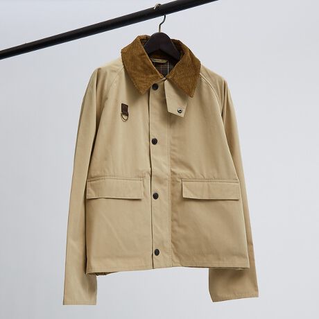 [^ԁF00503030002]tCtBbVOp̃WPbgƂ1980NɒaXyCBV[gOX~ChtBbg̍̃VGbgoXɃ}b`ꒅBԃzbgȃfłByfށzV[YXŒp\ȃs[`XLfނgpBߍׂ₩ȃ|GXenNтAZ葵邱Ƃŕʂ蓍̔̕\ʂ̂悤ȏ_炩Ċ炩ȃ^b`łBy[J[iԁzMCA0932yTCY\Lz[J[TCYM46[J[TCYL46[J[TCYXL50yBARBOUR/ouA[zςʐ\Ƒϋv1894NȗAp̃AEghA}ɈpꑱĂuhBGUxXAGWoA`[Ycq̖ŉppBiCEgj̉h_Ă܂B݂ł̓AEghA[XłȂAt@bVƂĎ̃X^Cɂ̂lXɐȐlCւĂ܂B