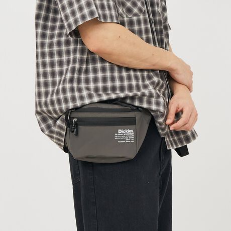 [^ԁF04509854006]x̃|GXegpiȎƁA@\IŎg̗ǂ@\˔{fBobOB̃JWAX^Cɂ҂̃[NȃfUCBtgAobNꂼɃt@Xi[|PbgĂ̂ŁA܂܂͕̂Ď[\łBg΂킩A@\ɂiɎdオĂ܂BtgɂDickies̃IWiSzuBX|[eBŏiȃSڂ䂫AXg[gĂ܂Bėp̍EFXgobO͂ǂȏʂɂd󂷂郏[h[u̕K{ACëłBMtgƂĂ΂邱ƊԈႢȂ̈iBVɂȂɂAvȐngpBɔGĂ₷̂ŁAAEghAX^Cɂ҂łBWF_[Xłg܂B肪󂭂̂ŃAEghAV[Ŋ􂷂邱Ƃ͂A]Ԃ⃍[hoCNgV[ł􂵂܂BԂ̃JWAX^C͂As̃AXW[X^Cɂsb^BEFXgʒu͂񌨂̎΂ߊ|łȂꊴUPBXj[J[X|[cT_Ƀ\bNXC[hāAƂƂANeBuɁByDICKIES/fBbL[Yz1922NAeLTXBtH[g[XC.N.EBA\E.E.fBbL[ݗ[NuhufBbL[YvBOg̖XqЂJҌEFAJnA1923NKHAKI[Npč^܂B񎟑풆ɂ͕ėR̐Ai]܂BAƒvAeLTX̐ΖJ҂̊ԂŐlCgBނ炪ŒpƂŁAfBbL[Y͐EIȃuhւƐ܂B1967Nɂ́A݂Ԃ́u874vaB1980Nȍ~At@bVƂĂڂA90ÑXg[gu[ŃXP[^[A[eBXgɎx܂Bł͍ƒłȂAEňuhƂȂĂ܂B