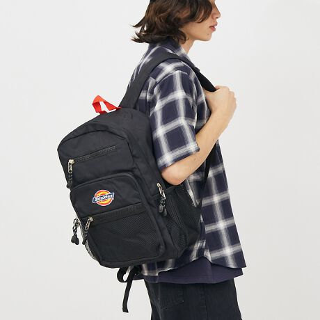 [^ԁF04509854011]Ղ|Pbgŕ֗ȃobNpbNACRS_ɃvgfUCBYEfB[X킸AlXȃX^CŊ􂵂܂Bybg{g[̂ɕ֗ȃTCh|Pbg͂Atgɂ̓bV|PbgAɂ̓yt@Xi[|PbgȂǂ鑽@\|PbgƁAȂǂXgbvzuĂ܂BɂȂɂvȃ|GXefނ̗pAɂʂĂ₷ŁAAEghAV[ɂ߂łByDICKIES/fBbL[Yz1922NAeLTXBtH[g[XC.N.EBA\E.E.fBbL[ݗ[NuhufBbL[YvBOg̖XqЂJҌEFAJnA1923NKHAKI[Npč^܂B񎟑풆ɂ͕ėR̐Ai]܂BAƒvAeLTX̐ΖJ҂̊ԂŐlCgBނ炪ŒpƂŁAfBbL[Y͐EIȃuhւƐ܂B1967Nɂ́A݂Ԃ́u874vaB1980Nȍ~At@bVƂĂڂA90ÑXg[gu[ŃXP[^[A[eBXgɎx܂Bł͍ƒłȂAEňuhƂȂĂ܂B