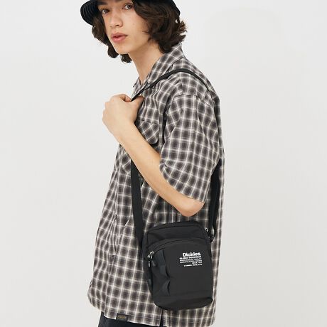 [^ԁF04509854007]Dickies炵AVvȒɃX|[eBŃJWAȗVѐSYAigɃsb^̈iBLC߂Xg[g܂ŃR[fBl[g킸g~jV_[obOłBx|GXegpiȎƃRpNgŎg̗ǂ@\˔V_[obO͕ig痷s̃TuobOƂĂ҂Btg̃t@Xi[|Pbg͂Ղƃ}`Ă̂ŁAڈȏ̎[͂܂B{̂ɂ500ml̃ybg{g[\ȑ傫ŁAKvȂ̂͑SĎ܂xXgTCYBj킸gX^CbVȃfUCłǂȃR[fBl[gɂaȂn߂閜\ACełBtgɂ͗ۂ̃eLXgvgfUCATChɂ͒Ԃ̃uh^OBWF_[XłĝŁAp[gi[₨FBƂ킢Ă߂łBMtgƂĂ΂邱ƊԈႢȂ̃ACełBVɂȂɂAvȃ|GXe100nłBɔGĂ₷̂ŁAAEghAX^Cɂ߂łByDICKIES/fBbL[Yz1922NAeLTXBtH[g[XC.N.EBA\E.E.fBbL[ݗ[NuhufBbL[YvBOg̖XqЂJҌEFAJnA1923NKHAKI[Npč^܂B񎟑풆ɂ͕ėR̐Ai]܂BAƒvAeLTX̐ΖJ҂̊ԂŐlCgBނ炪ŒpƂŁAfBbL[Y͐EIȃuhւƐ܂B1967Nɂ́A݂Ԃ́u874vaB1980Nȍ~At@bVƂĂڂA90ÑXg[gu[ŃXP[^[A[eBXgɎx܂Bł͍ƒłȂAEňuhƂȂĂ܂B