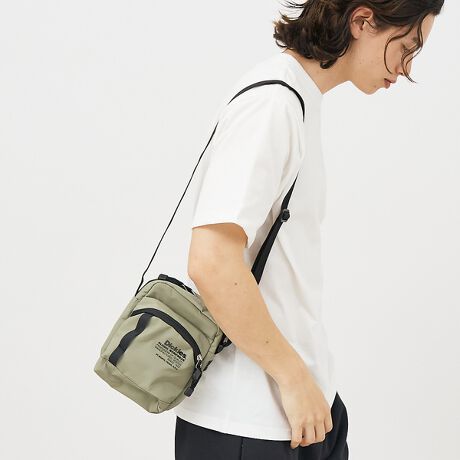 [^ԁF04509854007]Dickies炵AVvȒɃX|[eBŃJWAȗVѐSYAigɃsb^̈iBLC߂Xg[g܂ŃR[fBl[g킸g~jV_[obOłBx|GXegpiȎƃRpNgŎg̗ǂ@\˔V_[obO͕ig痷s̃TuobOƂĂ҂Btg̃t@Xi[|Pbg͂Ղƃ}`Ă̂ŁAڈȏ̎[͂܂B{̂ɂ500ml̃ybg{g[\ȑ傫ŁAKvȂ̂͑SĎ܂xXgTCYBj킸gX^CbVȃfUCłǂȃR[fBl[gɂaȂn߂閜\ACełBtgɂ͗ۂ̃eLXgvgfUCATChɂ͒Ԃ̃uh^OBWF_[XłĝŁAp[gi[₨FBƂ킢Ă߂łBMtgƂĂ΂邱ƊԈႢȂ̃ACełBVɂȂɂAvȃ|GXe100nłBɔGĂ₷̂ŁAAEghAX^Cɂ߂łByDICKIES/fBbL[Yz1922NAeLTXBtH[g[XC.N.EBA\E.E.fBbL[ݗ[NuhufBbL[YvBOg̖XqЂJҌEFAJnA1923NKHAKI[Npč^܂B񎟑풆ɂ͕ėR̐Ai]܂BAƒvAeLTX̐ΖJ҂̊ԂŐlCgBނ炪ŒpƂŁAfBbL[Y͐EIȃuhւƐ܂B1967Nɂ́A݂Ԃ́u874vaB1980Nȍ~At@bVƂĂڂA90ÑXg[gu[ŃXP[^[A[eBXgɎx܂Bł͍ƒłȂAEňuhƂȂĂ܂B