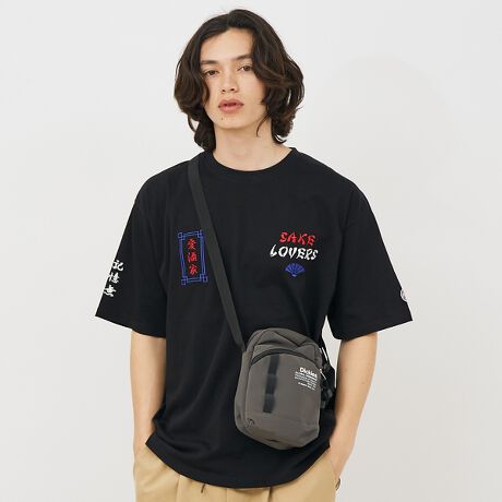 [^ԁF04509854007]Dickies炵AVvȒɃX|[eBŃJWAȗVѐSYAigɃsb^̈iBLC߂Xg[g܂ŃR[fBl[g킸g~jV_[obOłBx|GXegpiȎƃRpNgŎg̗ǂ@\˔V_[obO͕ig痷s̃TuobOƂĂ҂Btg̃t@Xi[|Pbg͂Ղƃ}`Ă̂ŁAڈȏ̎[͂܂B{̂ɂ500ml̃ybg{g[\ȑ傫ŁAKvȂ̂͑SĎ܂xXgTCYBj킸gX^CbVȃfUCłǂȃR[fBl[gɂaȂn߂閜\ACełBtgɂ͗ۂ̃eLXgvgfUCATChɂ͒Ԃ̃uh^OBWF_[XłĝŁAp[gi[₨FBƂ킢Ă߂łBMtgƂĂ΂邱ƊԈႢȂ̃ACełBVɂȂɂAvȃ|GXe100nłBɔGĂ₷̂ŁAAEghAX^Cɂ߂łByDICKIES/fBbL[Yz1922NAeLTXBtH[g[XC.N.EBA\E.E.fBbL[ݗ[NuhufBbL[YvBOg̖XqЂJҌEFAJnA1923NKHAKI[Npč^܂B񎟑풆ɂ͕ėR̐Ai]܂BAƒvAeLTX̐ΖJ҂̊ԂŐlCgBނ炪ŒpƂŁAfBbL[Y͐EIȃuhւƐ܂B1967Nɂ́A݂Ԃ́u874vaB1980Nȍ~At@bVƂĂڂA90ÑXg[gu[ŃXP[^[A[eBXgɎx܂Bł͍ƒłȂAEňuhƂȂĂ܂B