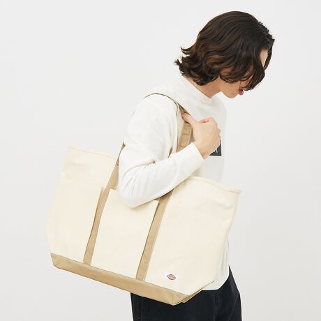 [^ԁF04509854014]AUTHENTIC CANVAS TOTE LVvȃfUCꂵLTCỸg[gobOBKVKVƎgLoXnƃuhԂTCcCgpg[gobOB񂨔̂obOƂĂAAEghA◷s̍ۂɂœKȃACełBt@Xi[tŁAg𗎂ƂSz܂BVɌāAėp̍g[gobO͑K{ACëłB̓VvȌ`ŃfC[[X̂قAʊwAsAAEghAAAlXȏʂŊ􂪊҂łg[gobOBJWAȑɂ҂ŕig₷yAE^[̏ォł|₷悤A͏߂ɐ݌vĂ܂B3A1ɑ傫ȃ|PbgtāAƂɂg܂B㕔̓t@Xi[ł̊JBgSĎ[Ă܂BIWiTCcCgpByďvAĂN[jO₷̂ŁAp܂Bj킸gpg[gobOłBuhԂTCcCgp|GXe/Rbgfނgpn̂鐶nłBn[hȎgpɂς鋭xƉɂAVɂȂɂ̂łByDICKIES/fBbL[Yz1922NAeLTXBtH[g[XC.N.EBA\E.E.fBbL[ݗ[NuhufBbL[YvBOg̖XqЂJҌEFAJnA1923NKHAKI[Npč^܂B񎟑풆ɂ͕ėR̐Ai]܂BAƒvAeLTX̐ΖJ҂̊ԂŐlCgBނ炪ŒpƂŁAfBbL[Y͐EIȃuhւƐ܂B1967Nɂ́A݂Ԃ́u874vaB1980Nȍ~At@bVƂĂڂA90ÑXg[gu[ŃXP[^[A[eBXgɎx܂Bł͍ƒłȂAEňuhƂȂĂ܂B