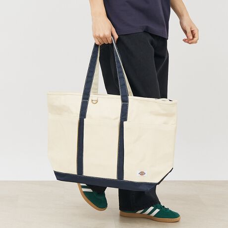 [^ԁF04509854014]AUTHENTIC CANVAS TOTE LVvȃfUCꂵLTCỸg[gobOBKVKVƎgLoXnƃuhԂTCcCgpg[gobOB񂨔̂obOƂĂAAEghA◷s̍ۂɂœKȃACełBt@Xi[tŁAg𗎂ƂSz܂BVɌāAėp̍g[gobO͑K{ACëłB̓VvȌ`ŃfC[[X̂قAʊwAsAAEghAAAlXȏʂŊ􂪊҂łg[gobOBJWAȑɂ҂ŕig₷yAE^[̏ォł|₷悤A͏߂ɐ݌vĂ܂B3A1ɑ傫ȃ|PbgtāAƂɂg܂B㕔̓t@Xi[ł̊JBgSĎ[Ă܂BIWiTCcCgpByďvAĂN[jO₷̂ŁAp܂Bj킸gpg[gobOłBuhԂTCcCgp|GXe/Rbgfނgpn̂鐶nłBn[hȎgpɂς鋭xƉɂAVɂȂɂ̂łByDICKIES/fBbL[Yz1922NAeLTXBtH[g[XC.N.EBA\E.E.fBbL[ݗ[NuhufBbL[YvBOg̖XqЂJҌEFAJnA1923NKHAKI[Npč^܂B񎟑풆ɂ͕ėR̐Ai]܂BAƒvAeLTX̐ΖJ҂̊ԂŐlCgBނ炪ŒpƂŁAfBbL[Y͐EIȃuhւƐ܂B1967Nɂ́A݂Ԃ́u874vaB1980Nȍ~At@bVƂĂڂA90ÑXg[gu[ŃXP[^[A[eBXgɎx܂Bł͍ƒłȂAEňuhƂȂĂ܂B