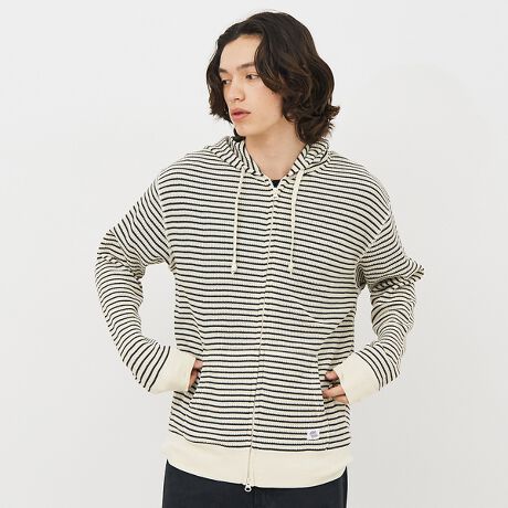 [^ԁF04509820001]JEMORGANԂ̔胏btngptWbv{[_[p[JłB_炩VɂȂɂAG̗ǂyʃbtfނłBɂ|Cg̃byڂ䂫܂BtgWWbvdlȂ̂ŉJ܂ByJEMORGAN LONG JOHNS/WF[C[[KOW[Yz1945NɃyVojABŏȒ̖DHƂĐݗBX^[g̓AEghAp̃Ci[ƂĒpAۓIȃX|[c`[ČR̃Ci[ƂĂ̗p܂B90Nɓƃt@bVACeƂĈʓIɒpAuT[}ƌJEMORGANvƌقǐEIɂ̃uh͐ZĂ܂BۉE LkE G̗ǂȂǍōĩT[}EFAƂčLmA݃pbNTłȂAJJWAx[XƂACe𕝍LWJĂ܂B