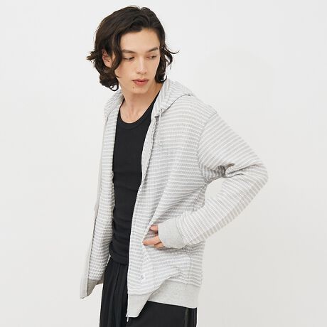 [^ԁF04509820001]JEMORGANԂ̔胏btngptWbv{[_[p[JłB_炩VɂȂɂAG̗ǂyʃbtfނłBɂ|Cg̃byڂ䂫܂BtgWWbvdlȂ̂ŉJ܂ByJEMORGAN LONG JOHNS/WF[C[[KOW[Yz1945NɃyVojABŏȒ̖DHƂĐݗBX^[g̓AEghAp̃Ci[ƂĒpAۓIȃX|[c`[ČR̃Ci[ƂĂ̗p܂B90Nɓƃt@bVACeƂĈʓIɒpAuT[}ƌJEMORGANvƌقǐEIɂ̃uh͐ZĂ܂BۉE LkE G̗ǂȂǍōĩT[}EFAƂčLmA݃pbNTłȂAJJWAx[XƂACe𕝍LWJĂ܂B