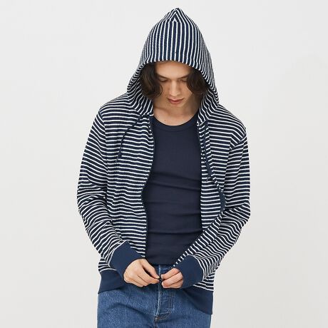 [^ԁF04509820001]JEMORGANԂ̔胏btngptWbv{[_[p[JłB_炩VɂȂɂAG̗ǂyʃbtfނłBɂ|Cg̃byڂ䂫܂BtgWWbvdlȂ̂ŉJ܂ByJEMORGAN LONG JOHNS/WF[C[[KOW[Yz1945NɃyVojABŏȒ̖DHƂĐݗBX^[g̓AEghAp̃Ci[ƂĒpAۓIȃX|[c`[ČR̃Ci[ƂĂ̗p܂B90Nɓƃt@bVACeƂĈʓIɒpAuT[}ƌJEMORGANvƌقǐEIɂ̃uh͐ZĂ܂BۉE LkE G̗ǂȂǍōĩT[}EFAƂčLmA݃pbNTłȂAJJWAx[XƂACe𕝍LWJĂ܂B