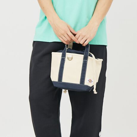 [^ԁF04509854012]AUTHENTIC CANVAS TOTE XSyʂŏvȃRbgLoXfނgp~jg[gobOłBRpNgȃTCYȂAX}zzȂǂ̕Ki[ł܂BVvȃfUĈ߁A`obO◷s̃TuobOȂǁA܂܂ȗprɑΉ܂ByDICKIES/fBbL[Yz1922NAeLTXBtH[g[XC.N.EBA\E.E.fBbL[ݗ[NuhufBbL[YvBOg̖XqЂJҌEFAJnA1923NKHAKI[Npč^܂B񎟑풆ɂ͕ėR̐Ai]܂BAƒvAeLTX̐ΖJ҂̊ԂŐlCgBނ炪ŒpƂŁAfBbL[Y͐EIȃuhւƐ܂B1967Nɂ́A݂Ԃ́u874vaB1980Nȍ~At@bVƂĂڂA90ÑXg[gu[ŃXP[^[A[eBXgɎx܂Bł͍ƒłȂAEňuhƂȂĂ܂B