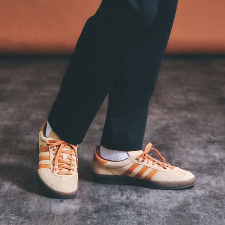 [^ԁF00503062001]~j}ȃfUCƏ㎿ȑfނgݍ킹邱ƂŁAgȃX^C𖈓gKȗSnւƍč\zfBU[Abp[ɒʋCɗDꂽbVpl킹Aݍނ悤ȃtBbgBo[AEg\[őϋvɗDꂽObv͂𔭊܂By[J[iԁzx[WFJH5412O[FJI2062ubNFJI2060yadidas/AfB_Xzadidas OriginalsiAfB_X IWiXj́A2001NɃX^[gXg[gX|[cEFAuhłB1972N1996N܂ŁuadidasЁṽJpj[SgtHCSiOtSjV{}[NƂAAfB_XjpȂÃ݂gh𔽉fV샂fR{[Vi܂ŁA̐ꂽX^CւƐi𐋂ALACeWJĂ܂B