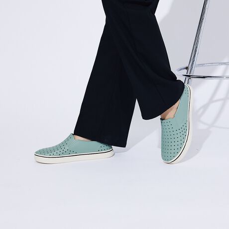 [^ԁF04509855004]肰ȂN[ŁAɌȂꑫ̌ĂBTgELrRSugarlitefނAɏ_Ńxxbĝ悤ɏ_炩^b`ɎdグWanderfoamZpčĂA炵̊ԂsvȒ̂炩B񂨎ȒPŁAɂfނłBChtBbg̃\[łƂ肪AsɍEȂVGbgȂ̂ŁAbNX̕igɍœKȈꑫłBT߂ȃfUCłȂA₩ŃN[ȖɌȂꑫłBTgELrx[X Sugarlite? 𒍓A_Ńxxbĝ悤ɏ_炩tH[ł Wanderfoam? ōĂAقƂǂ̑Ŋ炵Ԃ͂قƂǕKv܂BL̃\[ɂÃEH[^[th[ȃV[ÝAsxɂȂȂVGbgłƂ̂闚SnĂ܂BƂ`ȂǁA܂܂ȏʂŗɂȂꑫƂȂł傤B_Ńxxbĝ悤ɏ_炩WanderfoamAbp[Abp[yNative Shoes/lCeBuV[Yz2009NJi_EoN[o[̃tbgEFAuhNative ShoesilCeBuV[YjLxȃJ[oG[VƎaVȃtHŁAJ̓̓gSV^tbgEFÃ[fBOuhBnativéASnǂtBbeBOŁAyʁBāAیƃCtX^C̗ZڎwĂ܂B̂߁Afނ͊ɔzAEVAfނgpAQōRېɗDĂ܂BɃTgELrR̎uhƎfށuVK[Cg?ERNVv͎sōłȂCO2roʂ̃V[YłAʃKXroʂ̑啝ȍ팸Ă܂ByTCYɂāzEVAfނ̓ƂāA^iKł̎kő95105e͈͂ƂĂĂ܂Bef̌`ɂATCYłĂV[Y̌`̈Ⴂőω܂BlCeBuV[ỸTCY\L͑f̎ɋ߂̂Ő݌vĂ܂Bp󋵂⑫`ɂ܂A1cmx̓TCYAbv鎖߂܂Bygp̂Ӂzi͎Sgpt@bVpCƂĊEĂ܂B̏ꏊEŕۊǂꍇ́Ai̎kEό`̌ƂȂ鋰ꂪ܂̂łӂBEꂽɑߐ؂ԓEnʋyяŁAʂAԒړɓꏊEX|bgCgȂǌʁEMʂԂ͒ꏊELɗގꏊ