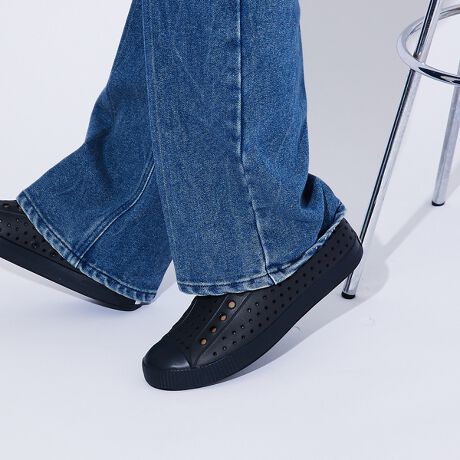 [^ԁF04509855003]NVbNȃVGbǵAǂȃX^Cɂ悤ɁA܂܂ȃvgp^[pӂĂ܂Bnative shoesɊ҂邷ׂĂ̗Dꂽ@\WFt@[\́AɗނȂyʐAՌzAhLAEHbVuŃ[eBeB[ɂDĂ܂Bɓ݂₷WFt@[\́AЂ EVA i̒ł_ȃ[_[łBlCeBu V[YɊ҂Dꂽ@\ׂĔWFt@[\́AՌzAhLA􂢉\ŁAFH̎ނɖLxłByʃGNXvX̉^]ɂȏ̂̂͊҂ł܂Bˏo`EVA\S̃hƂܐyNative Shoes/lCeBuV[Yz2009NJi_EoN[o[̃tbgEFAuhNative ShoesilCeBuV[YjLxȃJ[oG[VƎaVȃtHŁAJ̓̓gSV^tbgEFÃ[fBOuhBnativéASnǂtBbeBOŁAyʁBāAیƃCtX^C̗ZڎwĂ܂B̂߁Afނ͊ɔzAEVAfނgpAQōRېɗDĂ܂BɃTgELrR̎uhƎfށuVK[Cg?ERNVv͎sōłȂCO2roʂ̃V[YłAʃKXroʂ̑啝ȍ팸Ă܂ByTCYɂāzEVAfނ̓ƂāA^iKł̎kő95105e͈͂ƂĂĂ܂Bef̌`ɂATCYłĂV[Y̌`̈Ⴂőω܂BlCeBuV[ỸTCY\L͑f̎ɋ߂̂Ő݌vĂ܂Bp󋵂⑫`ɂ܂A1cmx̓TCYAbv鎖߂܂Bygp̂Ӂzi͎Sgpt@bVpCƂĊEĂ܂B̏ꏊEŕۊǂꍇ́Ai̎kEό`̌ƂȂ鋰ꂪ܂̂łӂBEꂽɑߐ؂ԓEnʋyяŁAʂAԒړɓꏊEX|bgCgȂǌʁEMʂԂ͒ꏊELɗގꏊ