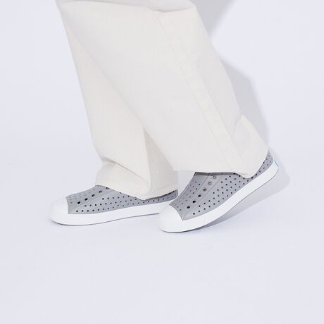 [^ԁF04509855003]NVbNȃVGbǵAǂȃX^Cɂ悤ɁA܂܂ȃvgp^[pӂĂ܂Bnative shoesɊ҂邷ׂĂ̗Dꂽ@\WFt@[\́AɗނȂyʐAՌzAhLAEHbVuŃ[eBeB[ɂDĂ܂Bɓ݂₷WFt@[\́AЂ EVA i̒ł_ȃ[_[łBlCeBu V[YɊ҂Dꂽ@\ׂĔWFt@[\́AՌzAhLA􂢉\ŁAFH̎ނɖLxłByʃGNXvX̉^]ɂȏ̂̂͊҂ł܂Bˏo`EVA\S̃hƂܐyNative Shoes/lCeBuV[Yz2009NJi_EoN[o[̃tbgEFAuhNative ShoesilCeBuV[YjLxȃJ[oG[VƎaVȃtHŁAJ̓̓gSV^tbgEFÃ[fBOuhBnativéASnǂtBbeBOŁAyʁBāAیƃCtX^C̗ZڎwĂ܂B̂߁Afނ͊ɔzAEVAfނgpAQōRېɗDĂ܂BɃTgELrR̎uhƎfށuVK[Cg?ERNVv͎sōłȂCO2roʂ̃V[YłAʃKXroʂ̑啝ȍ팸Ă܂ByTCYɂāzEVAfނ̓ƂāA^iKł̎kő95105e͈͂ƂĂĂ܂Bef̌`ɂATCYłĂV[Y̌`̈Ⴂőω܂BlCeBuV[ỸTCY\L͑f̎ɋ߂̂Ő݌vĂ܂Bp󋵂⑫`ɂ܂A1cmx̓TCYAbv鎖߂܂Bygp̂Ӂzi͎Sgpt@bVpCƂĊEĂ܂B̏ꏊEŕۊǂꍇ́Ai̎kEό`̌ƂȂ鋰ꂪ܂̂łӂBEꂽɑߐ؂ԓEnʋyяŁAʂAԒړɓꏊEX|bgCgȂǌʁEMʂԂ͒ꏊELɗގꏊ