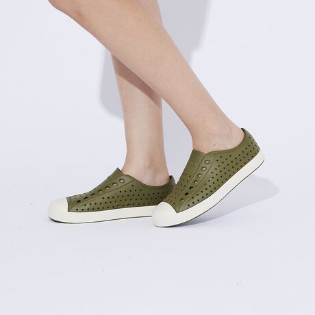 [^ԁF04509855003]NVbNȃVGbǵAǂȃX^Cɂ悤ɁA܂܂ȃvgp^[pӂĂ܂Bnative shoesɊ҂邷ׂĂ̗Dꂽ@\WFt@[\́AɗނȂyʐAՌzAhLAEHbVuŃ[eBeB[ɂDĂ܂Bɓ݂₷WFt@[\́AЂ EVA i̒ł_ȃ[_[łBlCeBu V[YɊ҂Dꂽ@\ׂĔWFt@[\́AՌzAhLA􂢉\ŁAFH̎ނɖLxłByʃGNXvX̉^]ɂȏ̂̂͊҂ł܂Bˏo`EVA\S̃hƂܐyNative Shoes/lCeBuV[Yz2009NJi_EoN[o[̃tbgEFAuhNative ShoesilCeBuV[YjLxȃJ[oG[VƎaVȃtHŁAJ̓̓gSV^tbgEFÃ[fBOuhBnativéASnǂtBbeBOŁAyʁBāAیƃCtX^C̗ZڎwĂ܂B̂߁Afނ͊ɔzAEVAfނgpAQōRېɗDĂ܂BɃTgELrR̎uhƎfށuVK[Cg?ERNVv͎sōłȂCO2roʂ̃V[YłAʃKXroʂ̑啝ȍ팸Ă܂ByTCYɂāzEVAfނ̓ƂāA^iKł̎kő95105e͈͂ƂĂĂ܂Bef̌`ɂATCYłĂV[Y̌`̈Ⴂőω܂BlCeBuV[ỸTCY\L͑f̎ɋ߂̂Ő݌vĂ܂Bp󋵂⑫`ɂ܂A1cmx̓TCYAbv鎖߂܂Bygp̂Ӂzi͎Sgpt@bVpCƂĊEĂ܂B̏ꏊEŕۊǂꍇ́Ai̎kEό`̌ƂȂ鋰ꂪ܂̂łӂBEꂽɑߐ؂ԓEnʋyяŁAʂAԒړɓꏊEX|bgCgȂǌʁEMʂԂ͒ꏊELɗގꏊ