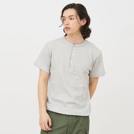 [^ԁF04509820005]G̗ǂԂ̃btfނgpTVcłBO{^̃x[VbNȃw[lbNłBC|[giƂčL̔Ă̑fނƃpbP[W𒉎ɍČĂ܂BẴAE^[TVcƂĂCi[ƂĂg₷TCYWJłBJ[̓zCgijEi`ijEubNijE ۃO[EJ[LElCr[ijłBYAfB[XɃI[V[YŊ􂷂郆jZbNXACełByJEMORGAN LONG JOHNS/WF[C[[KOW[Yz1945NɃyVojABŏȒ̖DHƂĐݗBX^[g̓AEghAp̃Ci[ƂĒpAۓIȃX|[c`[ČR̃Ci[ƂĂ̗p܂B90Nɓƃt@bVACeƂĈʓIɒpAuT[}ƌJEMORGANvƌقǐEIɂ̃uh͐ZĂ܂BۉE LkE G̗ǂȂǍōĩT[}EFAƂčLmA݃pbNTłȂAJJWAx[XƂACe𕝍LWJĂ܂B