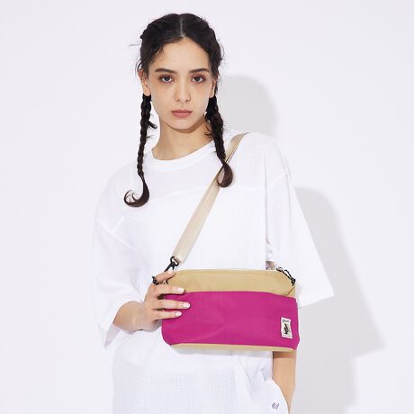 [^ԁF04509854035]VvȌڂȂ̎[݌vGȃxXgZ[V_[obOBybg{g܂ݎPɎ[\ȃTCYo[vCXBC|Pbg3[AtgpPbg1VvȃV_[obOBC|PbgɎd؂肪肻ꎩ̂t@Xi[|PbgƂĎgp\ł̂Ŏg蔲QBeʁF3LC|PbgC|Pbg̎dlobOCobŐ@\ێBC|Pbg̓^񒆂Ƀt@Xi[|PbgĂApX|[gȂǂ̏̎[ɕ֗łB܂Ã|Pbg̓C|Pbg̎d؂̖ڂ̉ʂĂAd؂𒆐SɂĐʑɂ͂Ƃ΃ybg{gAwʑɂ̓oCobe[zu邱ƂňꏏɎ[Ȃ̂C|PbgŕĎ[\Btg|Pbgt@Xi[Xeb`BAVvɌ悤ɐ݌vꂽtg|PbgBANZT[[L[`F[tobOCobOƂĂgp\t̃V_[Xgbv͒E\Ȃ̂ŃobOCobOƂĂ̎dl߂łBybg{g܂ݎPAipadmini鏬ԂȃTCYnFyʝ|GXeuCOBMASTER/Ru}X^[zRu}X^[́A1971NɃCMXŐ܂ꂽAW[uhBuh̃[cł1970ÑCMX̃AEghAV[ɒʂAgȃGbZXRu}X^[Ǝ̃W[X^CāB[RZvgɁuJWAȋ@\vfAW[KɂACeWJĂ܂BRu}X^[1970NɃCMXŐ܂ACOB BEAR̃N}̃}[NňĂAEghAuhłBA~t[tiCfނ́uGEMPACKvn߁AgAEghAKɂhlXȃACeWJĂ܂Bꂩ甼IAłuh̃[c؂ɂA CtX^CɊYlXȃACeWJĂ܂B