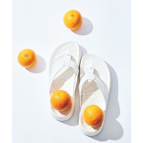 [^ԁF04500055102]SURFRIDER PLATFORM̖̂ƂA1970N㔼̓JtHjÃT[tV[ɃCXs[V𓾂NVbNȃr[`T_`[t̃fB1970N̓JtHjAےr[`J`[ɃI}[WA҂ݍ݃r[`T_́uSURFRIDER(T[tC_[)vB̃gOT_́Az~蒍XƃbNXC݂̃GbZXĂ܂B́uSURFRIDER(T[tC_[)vɑ΁AɃbNXłAȂ₩ȃXgbvƃNbV̂CꂪAݍ݂܂Br[`T_̖\Ǝy𑶕ɖĂ݂ĂBSURFRIDER PLATFORMSURFRIDERfɂfɂȂ܂BEAbp[̓|GXẽgOXgbvfUCBE@̓|GXengpKȗSnBEtbgxbhɂ͉KȃtBbg̃\tgEVAtbgxbhgpBElԍHwɊÂA[`T|[gANbV̍EVA~bh\[ƃAEg\[ɎgpMObv\[́Aϋv̂SōĂAuhSC[WłuMvfUC̃p^[Ő`ADꂽObv͂𔭊܂BAbp[fށFPOLYESTER yMALIBU SANDALS/}uT_YzLVR̓`IȗA`T_CXs[V󂯂AJtHjÃTXeiuuhBunłƂKŁAX^CbVŃ_ȃT_vƂgɁAr[`^E܂œIɗAvVIȓNVbNȃ`T_č\z܂BJ{WA