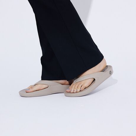 [^ԁF04500055105]uh̗グ10NԂƁA_炩AɃtBbg邾ł͂ȂǂꂾĂɂwɂ̃NbVxǂ߂Ă܂B2022NspringV[YŐVɃ[XꂽyCloud9 Footbedz̊JŁA̒ǂ߂ĂNbVAqbgiƂȂ܂B_炩łȂ邽߁AȔzEVAfނgpAƎ̉xƎԂŔM^邱ƂɂAdA_炩ȂfނJ邱Ƃɐ܂B̓ꐻ@ōꂽyCloud9 Footbedz͔ivIɎł锽͂Ă܂B܂̑fނXgbvAEg\[ɂ܂ŎgpĂAƂItBXł̎gpA^̃bNXV[I΂gpł܂ByFREE WATERS/t[EH[^[Yz2010NAAJC݂ŗグꂽuhłBMartinEli2lT[t@[ɂĐݗꂽ̃uh̓T_̔ƓɁAp̊mۂȒnɂꂢȐ͂銈ɂ͂Ă܂Bグ1EH[^[vWFNgւ̎ƂȂ܂B1ꂢȈւ̈ɁBVietnam