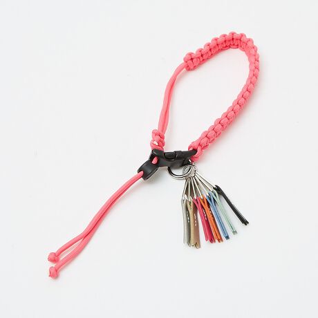 [^ԁF04509853000]yfށEFɂāzْfɂĖ͗l̔zuʐ^ƈقȂ鏤i܂Bi摜Ǝł̓j^[yщ摜\̊֌WőFɈႢ܂̂ŗ\߂Bv̐n͌oN򉻂܂BߏȖCAԂłgp܂Ƒ̈ߗނւ̐FڂAFꍇ܂Bycheek/`[NzɃ`[N̂悤ȑN₩Ń|WeBuȃGlM[BJ[pbgg悤ȃJtȃfUCŖ̂ƂuԂʂȂ̂ɁBcheek ̏iɂ͊ɔzčꂽfނgpĂ܂BEGRSiiGlobal Recycle Standardjꂽpybg{gĎă|GXe@ێƂčĐngpBVg킸̂ƂĊp鎖Aւ̔zƊCmvX`bNS~̍팸ɂȂ܂BECPSCKiiҐiSψjSKiNAt[̍vngpĂ܂BpȂǂ̗RnJȂǂɂĉ͐CmAɂ͐ԌnƂƂɁAHƂĐlԂɎ荞܂~ςĂ܂Bt[̏igp鎖ɂyECmĺEւׂ̕yA␶ԌnȂlɗLQւ̎g݂Ă܂BTCNnSNAfނgpA\Ȗ邭Dׂ̈̕ڎwĂ܂B