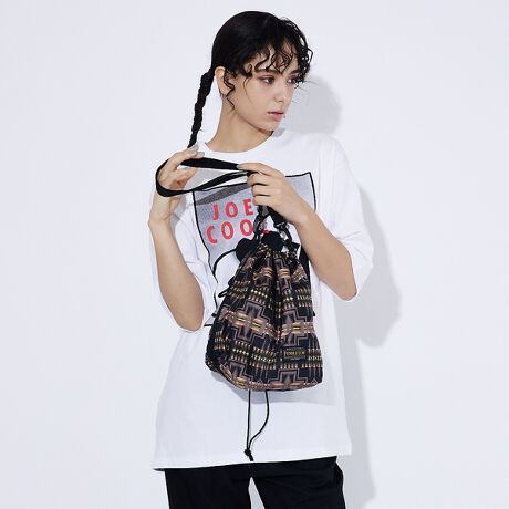 [^ԁF04500054103]yPENDLETON / yhgzECOPET ROUND DROW POUCH/EhВV_[obOoByhgIWip^[ĂAR[fBl[ĝ肰ȂANZgɁBjɒpł郆jZbNXACeBig͂AAXW[AsA][gȂǕLg܂BLbvTVcȂǂPENDLETONR[fō킹ĂłBECOPETHŔ|GXeAꂽgpς݃|GXei}eATCNZp̓P~JTCNZpɂĐꂽTCN|GXe@ہAȁAтgpnAiBmPENDLETON/yhgn1863Nn҂łplg[}XEPCnĂA1889NISBZ[ɎЍHJ݁B1909NlCeBuAJĂN₩ȕ̖ѕz̐JnB1950`60NAJbWEt@bVT[t@[Et@bVƂĂlC𔎂B݂͐QȂǂ̃z[Et@bV[B{Ђ̓AJAISB|[ghBlCeBuAJEeCXg`FbÑE[i܂ŁALȃAJJWȂ\IȃuḧB1932ÑT[XEIsbNł͓ʂȖѕzA񎟐Eł͖ѕzR񋟂B