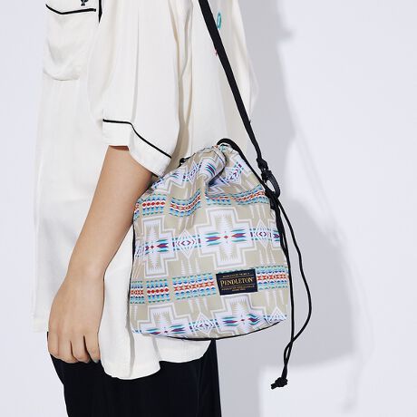 [^ԁF04500054103]yPENDLETON / yhgzECOPET ROUND DROW POUCH/EhВV_[obOoByhgIWip^[ĂAR[fBl[ĝ肰ȂANZgɁBjɒpł郆jZbNXACeBig͂AAXW[AsA][gȂǕLg܂BLbvTVcȂǂPENDLETONR[fō킹ĂłBECOPETHŔ|GXeAꂽgpς݃|GXei}eATCNZp̓P~JTCNZpɂĐꂽTCN|GXe@ہAȁAтgpnAiBmPENDLETON/yhgn1863Nn҂łplg[}XEPCnĂA1889NISBZ[ɎЍHJ݁B1909NlCeBuAJĂN₩ȕ̖ѕz̐JnB1950`60NAJbWEt@bVT[t@[Et@bVƂĂlC𔎂B݂͐QȂǂ̃z[Et@bV[B{Ђ̓AJAISB|[ghBlCeBuAJEeCXg`FbÑE[i܂ŁALȃAJJWȂ\IȃuḧB1932ÑT[XEIsbNł͓ʂȖѕzA񎟐Eł͖ѕzR񋟂B