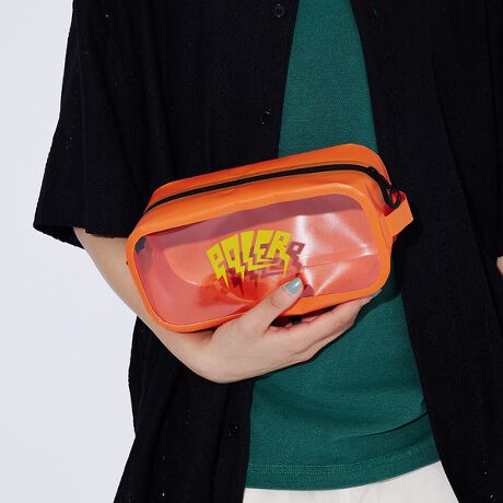 [^ԁF04500054303]ڂpIPVC̃|[`Beʂ̂ŕKvŒ̉וŊOoۂAsõTuobNł􂵂܂BhdlȂ̂ŁAȂǂ̃ANeBuȃV[łyPOLeRƂ́z2011NɃAJ(|[gh/IS)ŃX^[gPoler Camping Stuff(|[[ LsO X^bt)BfBN^[̓tHgOt@[Benji Wanger ƉfNG[^[Khama Vella2lBT[tBXP[gAXm[{[hlX悤ȃCtX^CgbvtB[hobN󂯂ACeWJBނ炪l̂́uߍȊł̃AEghAvł͂ȂAuyLvv̂悤ȃoCuX(͋CAm)Bx[VbNVvłȂVѐŜ(poler)ɒڂW܂Ă܂B