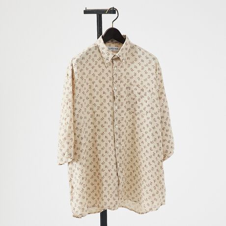 [^ԁF00503011000]yfށztĂɃTbƒpł閃fށByʒ|CgzfBXACeō̗pꂽp^[x[XɃYCNȎdlɃAWBACĈI[o[TCYȃVGbgŁA^bNAEgĂT}ɂȂ܂Bl̕GߊoB^NgbvTVc̏ɃTbƐDĂA܂ŗ߂Ă芴oĂyINDIVIDUALIZED SHIRT / CfBBWACYhVcz1961NAAJnƂ̃t@Ng[uhBdĂ̗ǂJX^ChVc̃VFAAAJ̍VbvȂǂŕLxꑱĂ܂B{i͐􂢉H{Ă܂Bkɂ萡@Ɍ덷ꍇ܂̂ŁA\߂肢܂B