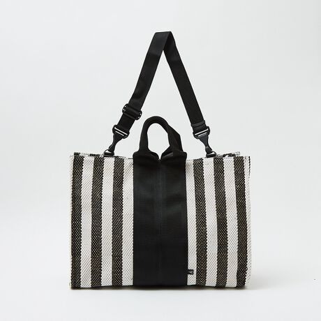 [^ԁF71509861002]pIɃ[XĂg70mme[vhgp̂fUC̃g[g̓ołBtgɔzuꂽnh70mm̋ɑ̃xggp邱ƂŃfUC̃ANZgɂĂ܂BfUCłȂA̋ɑe[vcނ̖͂ĂAxQłB܂eĂ̂ŁAJWAȕ͋CAꂢ킹ĂfUCƂ܂BVvłȂVDuffle@2way g[g{XgobOBƂRbgfނgpAe[vƂ̐▭ȔzFŏdȂȂ͋C͓IłBIȃe[v̎gfUC߁A@\Ɣ𗼗Ă܂BjZbNXȃfUCȂ̂ŁAǂȃX^Cɂ킹₷AjE킸gACełBɂ͍RېngpAIWiS̗n肰ȂANZgB\ȃV_[xgŁAX^Cɍ킹ĎgAigɂ҂̃g[gV_[łBTCYႢiԁF71509861001 ubN fFH180 B93 W76 H94 pTCYFF