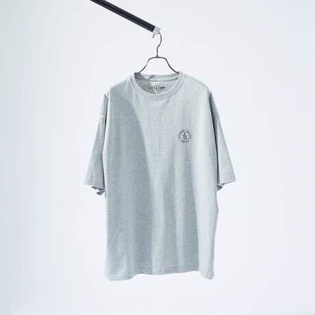 [^ԁF00500021032]ABAHOUSERouge vif̕VbvAgI AonEX琶܂ꂽjZbNXCBp[gi[₲vwƈꏏɒpĂ悤ȃX^CĂ܂BVbṽRZvgłt`X^CAzV[YB[up̂钆S玞v20܂ŕԃpsBˋ21i21E ARR.j_ƂLETRIO ABAHOUSE͂ǂ֌̂Be[}ɊX݂⃁bZ[WȂǂOtBbNɂAACRjbNȃACey݂ByfށzƂƗ̂A5.6IX̃Rbg100fނgpByfUCzł̃zeXeCC[WOtBbNBuParmSpringsṽvgobNɑ_ɂAVvȂ݊̂fUCɎdオĂ܂BjZbNXfUCȂł͂̃I[o[TCYŁAbNXpłBzCg fFH185 B88 W76 H88 pTCYF48