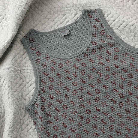 [^ԁF04509820020]btngԂ̃^NgbvAsOgH{ÒeCXgȐV샂foBSvgU΂߂CpNĝfUĆAd˒ɉĈꖇ̒pł݊𔭊ByJEMORGAN LONG JOHNS/WF[C[[KOW[Yz1945NɃyVojABŏȒ̖DHƂĐݗBX^[g̓AEghAp̃Ci[ƂĒpAۓIȃX|[c`[ČR̃Ci[ƂĂ̗p܂B90Nɓƃt@bVACeƂĈʓIɒpAuT[}ƌJEMORGANvƌقǐEIɂ̃uh͐ZĂ܂BۉE LkE G̗ǂȂǍōĩT[}EFAƂčLmA݃pbNTłȂAJJWAx[XƂACe𕝍LWJĂ܂B