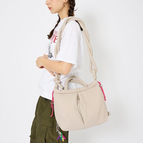 [^ԁF04509854004]Ȃꂽӂ@\IȃobOByʂȂvREPET|GXefނōĂAANeBuɎ^тɕ֗łB͋ВdlɂȂĂR[hŊJł܂BƎoɂôВobO֗̕|CgBtgɂ|Pbgɂ̓Wbp[Ȃǂ͕̕tĂ܂񂪁AtbvdĂĂׁAו̔яoȂǂ܂B}OlbgWbp[JȂǂ̔ς킵Ȃo₷̂̂ɂƂĂ֗ȃ|PbgłBЂ˂肠V_[|CgByidlzJВOʁ|Pbg~2yfށEFɂāzْfɂĖ͗l̔zuʐ^ƈقȂ鏤i܂Bi摜Ǝł̓j^[yщ摜\̊֌WőFɈႢ܂̂ŗ\߂Bv̐n͌oN򉻂܂BߏȖCAԂłgp܂Ƒ̈ߗނւ̐FڂAFꍇ܂Bycheek/`[NzɃ`[N̂悤ȑN₩Ń|WeBuȃGlM[BJ[pbgg悤ȃJtȃfUCŖ̂ƂuԂʂȂ̂ɁBcheek ̏iɂ͊ɔzčꂽfނgpĂ܂BEGRSiiGlobal Recycle Standardjꂽpybg{gĎă|GXe@ێƂčĐngpBVg킸̂ƂĊp鎖Aւ̔zƊCmvX`bNS~̍팸ɂȂ܂BECPSCKiiҐiSψjSKiNAt[̍vngpĂ܂BpȂǂ̗RnJȂǂɂĉ͐CmAɂ͐ԌnƂƂɁAHƂĐlԂɎ荞܂~ςĂ܂Bt[̏igp鎖ɂyECmĺEւׂ̕yA␶ԌnȂlɗLQւ̎g݂Ă܂BTCNnSNAfނgpA\Ȗ邭Dׂ̈̕ڎwĂ܂B