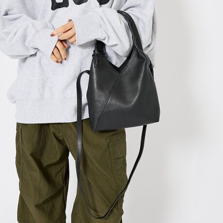 [^ԁF04510054201]ṼfUCANZgɂȂAVvȂ\̂V_[obOO\ȃV_[XgbvtŁAg[gobOƂĂg2WAYdlBV_[Xgbv͒ł̂ŁA΂߂łg܂BRpNgłȂA}`̂Ŏ[₷TCYłBɃI[v|PbgĂAg̗ǂɂz܂Btg̉EƁAt̃Q[W^Oɂ́AARUTEMIKÃIWiSĂ܂BfC[g͂Ax̂Ƃo◷sɂ߂łBj킸jZbNXłg܂BU[ɂăi`ȕɎdグA_炩ȃU[gpĂ܂BVRvȂł͂̕\AƂđ傫Ȗ͂łBU[ĽoNωy݂܂ByTCYzW21`29~H20~D6cmV_[SF106cmydz250gyfށz\nFvnF|GXe100y|PbgzF1yӁzEv{̕Ă邽߁AVALYAAV{̈ႢAFAvƓ̃jICȂǂꍇ܂B̏A߂BEv̕\ʂ̓LYt₷߁A舵ɂӂBEH{Ă܂AivIł͂܂BECAGAԂ̐ڐGȂǂɂĐFFڂ肷\܂BJV̂gpAF̈ߗނ𒅗pۂ͂ӂBEۊǎ́AFڂh߁A̕ƖAd˂Ȃ悤ɂĂBE˓ƖɒԂƁAϐFސFꍇ܂̂łӂBEi摜̓Tv̂߁AƐFATCYAdl኱قȂꍇ܂BEƖ⃂j^[ABeɂāAƐFقȂꍇ܂ByARUTEMIKA/Ae~Jz2023NX^[g{l̃fUCoOfVH̃t@Ng[uhBÑ[VVbvHƂ̃^bOg݃gh𑨂jZbNXȃU[ACel̗ǂiœWJF(EGXgcm/^cm/qbvcm/ cm/ҏcm/҉cm)