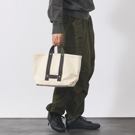 [^ԁF04510054000]WpChɂx[VbNIVY TOTE BAGMASTER&Co.1940ÑAJSobOCXs[VBۂɎgpĂfUC͑ϏvȂɁAVvłȂ@\IBʏ̃g[gobO莝肪Ẑ́A[J[YobOł邽߁Ad̂ĉ^ԂƂÔ߁BS̓SYlWȂǏdspȂ𑽂̂ĉ^łȂłB{̂̂͝LoXgpAKVKVgނƂ̂ł^t͂łBǂlۂĂǂȃR[fBl[gɂx[VbNȗDGACełBLINEe[vƃTCh̃X^bYfUC̃ANZgɂȂĂ܂BA4TCY[ł郁C[́A1ɎACe[\Big烌W[AEghAɕL􂷂ACeƂȂĂ܂ByMASTER&Co./}X^[&R[z{BCO̎sfނƓ{Zp̃hbLOAElɂWpCh𔭐MuhBuԁvƂX^CɁA̋ZpƒՂ̃GbZX𔽉fAꂼ̃}X^[̒mbݏグ_X^_[hȃCibvWJBsɗꂸAgɒlɂƂėB̂̂ɂȂ鐻i邱ƂMOɁA̍ޗƓ{̐Elɂ鍂Zpgݍ킹A ɃnCNIeB[킢[B@