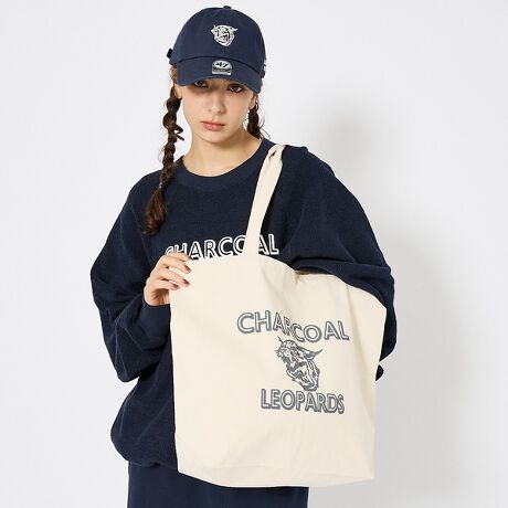 [^ԁF04510054050]lCCharcoal Tokyo ~ AmericanaƂ̃R{[VSOUVENIRg[gobOoCharcoal Leopardsi`R[ Ip[Yj `R[̉ˋ 싅`[B`[LvẽobN{[x[XɁAv̂V[iSportESchooljɊÂACeWJBEBYŐlĈuhAmericanaiAJ[ijCharcoal TOKYOiIWi@`R[jɁAGCWXEWF_[XŊyłœWJĂ܂BA4TCY500ml̃ybg{gg̗ǂobO̓fC[[Xɂ҂BR[fBl[gɓ݂₷VvȃfUCŁAʋ΁Eʊwɂ劈łB\tgȐnɎdオĂ܂Bn̓Aɂk݂Ȃǂ܂Bj킸jZbNXł̒p\łBCharcoal Tokyo/`R[ g[L[ELƋgɃVbv\AulLɂĂ鎵ve[}ɁAXgAIWiA̓uh̊SʒABe[WACeŕi\yAMERICANA/AJ[iz2000NɃX^[guAmericanaiAJ[ijvBuhRZvǵuAׂ͂1ACevBfUC\[X̓X|[cE~^[E[N̒ԃACełAYEFAfB[XEFÃoXōAɖʔoXɕω邩|CgƂAVX^_[hڎwĂB