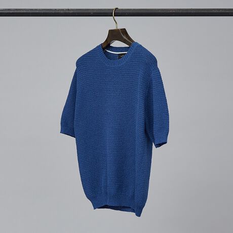 [^ԁF00508041002]yfށz򊴂̂|GXegpBό`̂׎pj҂݂ŁAVA[̕\܂܂BƂ_炩ȂAhCȎłByfUCzVvȃN[lbNŁAx[VbNȃTCYBhCȎ̓Ȏ\̎gƂŁA^bN̎q̂悤ȕ\ʊ܂Ă܂BTVcł͕\Ȃ\̓jbgȂł́BܗɎ{zF|CgɁByR[fBl[gzXbNXWPbgCi[ȂǁAYڃX^Cɍ킹₷ꒅBfjȂǃJWAȃACeƍ킹ĂoX₷AlȔACełB