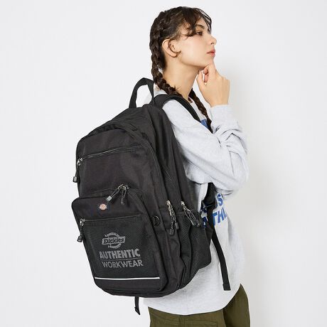 [^ԁF04509854048]DickiesAۂς鍂@\̃obNpbNłBtg̃bV|PbgɁAo\ȃ|[`Ă܂B̃|[`̕\ς邾ňۂςVdlBVvȌ`Ȃ̂ŁAfC[[X̂قAʊwpobOArWlXXobOƂĂg܂B30L̑eʂȂAPCȂǂ[̂ɕ֗ȃNbVX[uAybg{g郁bVfނ̃TCh|PbgȂ召܂܂ȃ|PbgLxɂ̂ŁA܂܂̂[ł܂BTChɂ|PbgtāAybg{g₿Ƃ̂Ă̂ɕ֗łBЂ\B|[`͂ʎgpłg܂Bg΂킩@\ɂiɎdオĂ܂Bėp̍obNpbN͂ǂȏʂɂd󂷂V̕K{ACëłBgȟÒMIXR[fBl[gɂn}Ԃ̃J[oG[VBMtgƂĂ΂邱ƊԈႢȂ̃ACełBVɂȂɂAvȃ|GXengpBɔGĂ₷̂ŁAAEghAX^Cɂ҂łBWF_[Xłg܂ByDICKIES/fBbL[Yz1922NAeLTXBtH[g[XC.N.EBA\E.E.fBbL[ݗ[NuhufBbL[YvBOg̖XqЂJҌEFAJnA1923NKHAKI[Npč^܂B񎟑풆ɂ͕ėR̐Ai]܂BAƒvAeLTX̐ΖJ҂̊ԂŐlCgBނ炪ŒpƂŁAfBbL[Y͐EIȃuhւƐ܂B1967Nɂ́A݂Ԃ́u874vaB1980Nȍ~At@bVƂĂڂA90ÑXg[gu[ŃXP[^[A[eBXgɎx܂Bł͍ƒłȂAEňuhƂȂĂ܂B