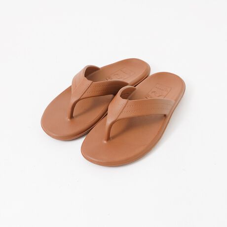 [^ԁF00503062038]yfށzISLAND SLIPPEȐےfu202vɁAEVAfނ̗pAp̃gOT_Voꂵ܂ByʂőɗDAɃtBbg_炩ȗSnłBXr[`܂ŉKɎg܂ByfUCzVvȃfUCŁAXr[`܂ŉKɎg܂BMɎア߁Ȁꏊł̎gp͔A͂Əkމ\܂B[J[iԁFEVAPT202yISLAND SLIPPERiAChXbpjz1946N̑nƈȗAfUC琻܂łׂ̂ĂnCōsĂ܂BChECEnC̃][gT_[J[ƂāAɂ킽萢Eeōx󂯂ĂuhłB