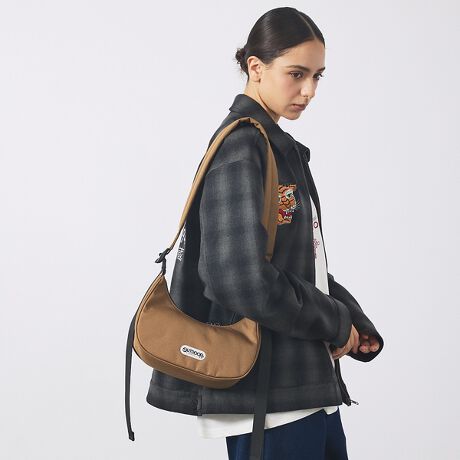 [^ԁF04510054400]yOUTDOOR PRODUCTSzAEghAV[ɂ劈ȃ~jV_[oIyȃTCYȂ̂ŁAƂo◷s̃TuobOɂ҂聝jZbNXŎgfUCȂ̂ŁAJbvFBƂ̃VFA߂łByKEYWORDz#AEghA#BAG#V_[obOnCuhv`vł͂ȂASnǂByPOINTzEV_[̕ŔAԃobNpbNƓ悤ɖȓłBE|E΂߂ǂ\łBERpNgȂו܂B@X}[gtH⏬̎[ɍœKEg߂ȏ[ł~jV_[EFR[fBl[gɂ킹₷łySTYLINGzETVcƃfj̃JWAX^Cɍ킹āAȂꊴvXEs[XXJ[gƍ킹āAÐhMIXR[fyOUTDOOR PRODUCTS / AEghAv_Ncz1973NAAJC݃T[XɂăAgV[Z킪nƂAEghAuhB݂ł̓obOɉAJWAEFAAA_[EFAAV[YAvAXe[Vi[Ȃǂ̓pi𕝍LWJ郉CtX^CuhƂāAE60JȏňĂ܂B