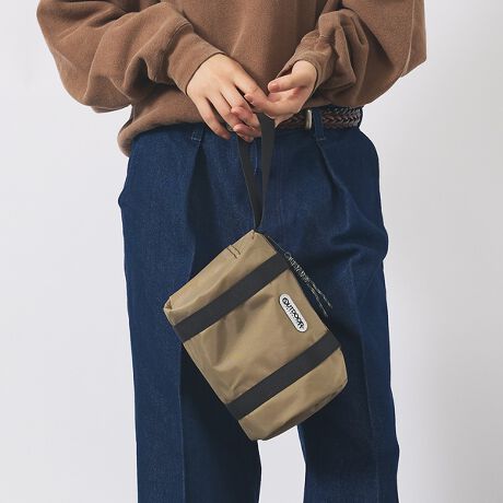 [^ԁF04510054401]yOUTDOOR PRODUCTSzAEghAV[ɂ劈ȃ~jh|[`oIyȃTCYȂ̂ŁAƂo◷s̃TuobOɂ҂聝jZbNXŎgfUCȂ̂ŁAJbvFBƂ̃VFA߂łByKEYWORDz#AEghA#BAG#V_[obOnCuhv`vł͂ȂASnǂByPOINTzE230AWBEfނ͒Ԃ蔖iC420DgpBERpNgȂו܂B@X}[gtH⏬̎[ɍœKEăV_[RtAnhŋCyɂ邭ĂobOłBySTYLINGzETVcƃfj̃JWAX^Cɍ킹āAȂꊴvXEs[XXJ[gƍ킹āAÐhMIXR[fyOUTDOOR PRODUCTS / AEghAv_Ncz1973NAAJC݃T[XɂăAgV[Z킪nƂAEghAuhB݂ł̓obOɉAJWAEFAAA_[EFAAV[YAvAXe[Vi[Ȃǂ̓pi𕝍LWJ郉CtX^CuhƂāAE60JȏňĂ܂B