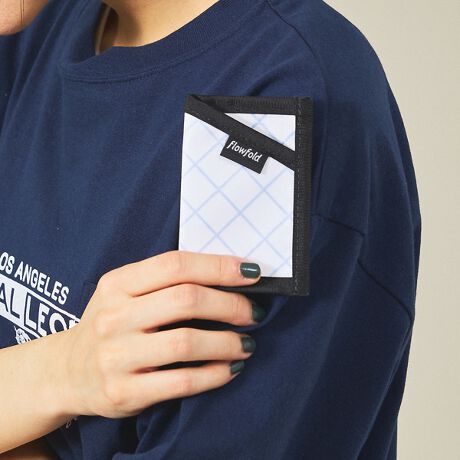 [^ԁF04510054505]Minimalist - Card Holder̍zFlowfoldłӂƂ郂fłB̃J[hƐ܂肽񂾎邽߂ɃfUCꂽMinimalist̓XŌyAVvŊłB]ȋ@\킬ƂfUĆACɓ̃W[Ỹtg|PbgɂAfCobOɂV[XɎ܂܂BeʁFNWbgJ[h6`8A܂񂾎e\J[hXbgF1yFlowfold/t[tH[hzFlowfold͂yA苭A蒷IɎgACe邽߂2010Nɒa܂BNɂ킽AVfށAVfUCTA`[ƃv_Ngg債Ă܂Bv_Ng̃Cibv̓EHbg1n܂AobOAobNpbNAg[gobNA|[`AăhbOMA܂ōL܂B̑SĂɂĎ3̊{葱Ă܂B\őϋv̂fށA̍Ntg}VbvAĂׂẴv_NgAJŐĂ܂BwTXeiuőϋv̂fށxw̍ElZxāwׂĂ̐i AJŐ邱Ɓxuhݗ̊{ƂĂ܂BǂA蒷v_NgƂ~bV̂ƁA iglR~jeB̓퐶コ鍂i̐i葱Ă܂BAJ