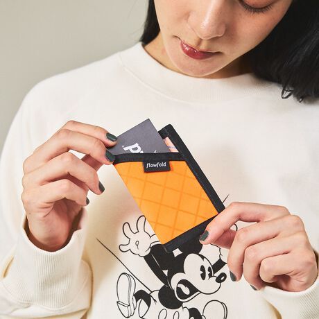 [^ԁF04510054505]Minimalist - Card Holder̍zFlowfoldłӂƂ郂fłB̃J[hƐ܂肽񂾎邽߂ɃfUCꂽMinimalist̓XŌyAVvŊłB]ȋ@\킬ƂfUĆACɓ̃W[Ỹtg|PbgɂAfCobOɂV[XɎ܂܂BeʁFNWbgJ[h6`8A܂񂾎e\J[hXbgF1yFlowfold/t[tH[hzFlowfold͂yA苭A蒷IɎgACe邽߂2010Nɒa܂BNɂ킽AVfށAVfUCTA`[ƃv_Ngg債Ă܂Bv_Ng̃Cibv̓EHbg1n܂AobOAobNpbNAg[gobNA|[`AăhbOMA܂ōL܂B̑SĂɂĎ3̊{葱Ă܂B\őϋv̂fށA̍Ntg}VbvAĂׂẴv_NgAJŐĂ܂BwTXeiuőϋv̂fށxw̍ElZxāwׂĂ̐i AJŐ邱Ɓxuhݗ̊{ƂĂ܂BǂA蒷v_NgƂ~bV̂ƁA iglR~jeB̓퐶コ鍂i̐i葱Ă܂BAJ