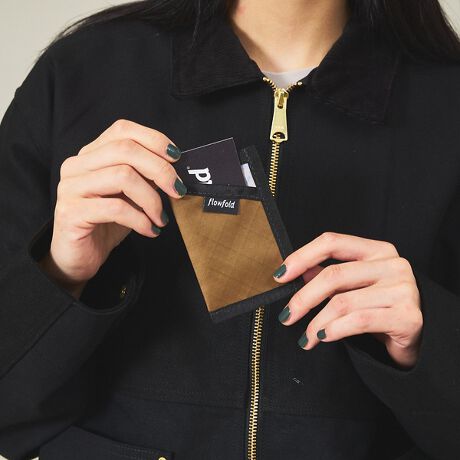 [^ԁF04510054505]Minimalist - Card Holder̍zFlowfoldłӂƂ郂fłB̃J[hƐ܂肽񂾎邽߂ɃfUCꂽMinimalist̓XŌyAVvŊłB]ȋ@\킬ƂfUĆACɓ̃W[Ỹtg|PbgɂAfCobOɂV[XɎ܂܂BeʁFNWbgJ[h6`8A܂񂾎e\J[hXbgF1yFlowfold/t[tH[hzFlowfold͂yA苭A蒷IɎgACe邽߂2010Nɒa܂BNɂ킽AVfށAVfUCTA`[ƃv_Ngg債Ă܂Bv_Ng̃Cibv̓EHbg1n܂AobOAobNpbNAg[gobNA|[`AăhbOMA܂ōL܂B̑SĂɂĎ3̊{葱Ă܂B\őϋv̂fށA̍Ntg}VbvAĂׂẴv_NgAJŐĂ܂BwTXeiuőϋv̂fށxw̍ElZxāwׂĂ̐i AJŐ邱Ɓxuhݗ̊{ƂĂ܂BǂA蒷v_NgƂ~bV̂ƁA iglR~jeB̓퐶コ鍂i̐i葱Ă܂BAJ