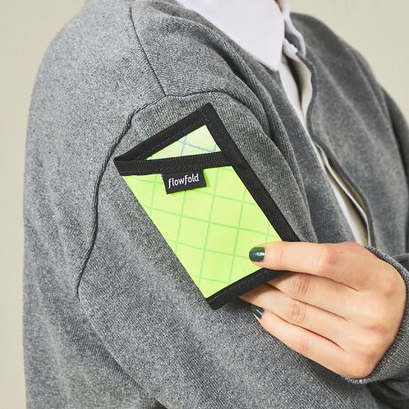 [^ԁF04510054505]Minimalist - Card Holder̍zFlowfoldłӂƂ郂fłB̃J[hƐ܂肽񂾎邽߂ɃfUCꂽMinimalist̓XŌyAVvŊłB]ȋ@\킬ƂfUĆACɓ̃W[Ỹtg|PbgɂAfCobOɂV[XɎ܂܂BeʁFNWbgJ[h6`8A܂񂾎e\J[hXbgF1yFlowfold/t[tH[hzFlowfold͂yA苭A蒷IɎgACe邽߂2010Nɒa܂BNɂ킽AVfށAVfUCTA`[ƃv_Ngg債Ă܂Bv_Ng̃Cibv̓EHbg1n܂AobOAobNpbNAg[gobNA|[`AăhbOMA܂ōL܂B̑SĂɂĎ3̊{葱Ă܂B\őϋv̂fށA̍Ntg}VbvAĂׂẴv_NgAJŐĂ܂BwTXeiuőϋv̂fށxw̍ElZxāwׂĂ̐i AJŐ邱Ɓxuhݗ̊{ƂĂ܂BǂA蒷v_NgƂ~bV̂ƁA iglR~jeB̓퐶コ鍂i̐i葱Ă܂BAJ