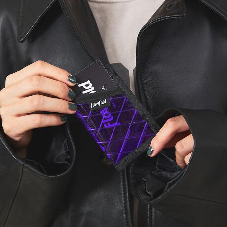 [^ԁF04510054505]Minimalist - Card Holder̍zFlowfoldłӂƂ郂fłB̃J[hƐ܂肽񂾎邽߂ɃfUCꂽMinimalist̓XŌyAVvŊłB]ȋ@\킬ƂfUĆACɓ̃W[Ỹtg|PbgɂAfCobOɂV[XɎ܂܂BeʁFNWbgJ[h6`8A܂񂾎e\J[hXbgF1yFlowfold/t[tH[hzFlowfold͂yA苭A蒷IɎgACe邽߂2010Nɒa܂BNɂ킽AVfށAVfUCTA`[ƃv_Ngg債Ă܂Bv_Ng̃Cibv̓EHbg1n܂AobOAobNpbNAg[gobNA|[`AăhbOMA܂ōL܂B̑SĂɂĎ3̊{葱Ă܂B\őϋv̂fށA̍Ntg}VbvAĂׂẴv_NgAJŐĂ܂BwTXeiuőϋv̂fށxw̍ElZxāwׂĂ̐i AJŐ邱Ɓxuhݗ̊{ƂĂ܂BǂA蒷v_NgƂ~bV̂ƁA iglR~jeB̓퐶コ鍂i̐i葱Ă܂BAJ