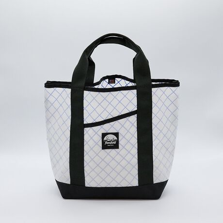 [^ԁF04510054504]Porter Tote -8L Tote Bagyʂŋ@\IAđϋvɗDꂽg[gobOBjɂEcoPak?gpAvȃx[Xƃnhō\Iɕ⋭ꂽ̃g[gobÓÂ[ł܂BϐɗDꂽTCNzEcoPak?gpɕsvȃ|PbgȂ߁AACegݍ킹Ď[@\JX^}CY\RpNgɐ܂肽Ŏ[\yFlowfold/t[tH[hzFlowfold͂yA苭A蒷IɎgACe邽߂2010Nɒa܂BNɂ킽AVfށAVfUCTA`[ƃv_Ngg債Ă܂Bv_Ng̃Cibv̓EHbg1n܂AobOAobNpbNAg[gobNA|[`AăhbOMA܂ōL܂B̑SĂɂĎ3̊{葱Ă܂B\őϋv̂fށA̍Ntg}VbvAĂׂẴv_NgAJŐĂ܂BwTXeiuőϋv̂fށxw̍ElZxāwׂĂ̐i AJŐ邱Ɓxuhݗ̊{ƂĂ܂BǂA蒷v_NgƂ~bV̂ƁA iglR~jeB̓퐶コ鍂i̐i葱Ă܂BAJ
