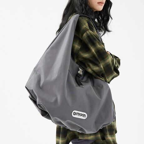 [^ԁF04510054405]yOUTDOOR PRODUCTSz^E[Xő劈ȃV_[g[goI|莝܂Ŗ\fUCg[gBA4TCYۂו܂BjZbNXŎgfUCȂ̂ŁAJbvFBƂ̃VFA߂łByPOINTzEyʂ\tgŔG̗ǂRbgCNȑfނ̗pʂł͂ȂSL{[õVGbgEʂɂZIPt̃|Pbgꂵ|CgEX^CÕANZgɂQłBJ[Ԃ̃ubNAO[@ANZgŃbhAVo[Ă܂Big₨o͂AsAEghAAʋ΁Eʊwɂg܂BVvȃfUCȂ̂ŁAJWASʂɂ͂A[NX^CXg[gnt@bVȂǕL킹܂BjZbNXŎgpł̂ŁAv[gEMtgɂ߁IyOUTDOOR PRODUCTS / AEghAv_Ncz1973NAAJC݃T[XɂăAgV[Z킪nƂAEghAuhB݂ł̓obOɉAJWAEFAAA_[EFAAV[YAvAXe[Vi[Ȃǂ̓pi𕝍LWJ郉CtX^CuhƂāAE60JȏňĂ܂B