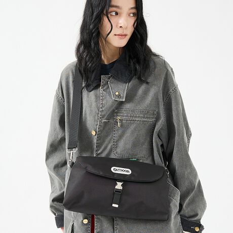 [^ԁF04510054407]yOUTDOOR PRODUCTSz^E[XłAEghAV[ɂ劈ȃtbvV_[oIo◷s̃TuobOɂ҂聝jZbNXŎgfUCȂ̂ŁAJbvFBƂ̃VFA߂łBig₨o͂AsAEghAAʋ΁Eʊwɂg܂BVvȃfUCȂ̂ŁAJWASʂɂ͂A[NX^CXg[gnt@bVȂǕL킹܂BjZbNXŎgpł̂ŁAv[gEMtgɂ߁IySTYLINGzETVcƃfj̃JWAX^Cɍ킹āAȂꊴvXEs[XXJ[gƍ킹āAÐhMIXR[fPoint 01tbv^Cṽ~jV_[obOBʂɃuhl[^OzuBPoint 02[Xy[X500mlybg{gⒷz܂邵Ƃ[́BPoint 03fނɂ́A኱̌򊴂ƈ(΂߂̐)̃R[f|GXegpB͋Cƃ[Nuh炵Ń^tȕ|CgBPoint 05ȏ̎[ɕ֗BgpRpNgȌڂłAybg{g^IȂǂg̗ǂ傫łBvȎ̐nȂ̂ŁAigAEghA⃌W[ȂǗlXȃV[ŋC˂ȂgłBAEghAXg[gnt@bVɂ͂AJWASʂɍ킹₷fUCłB̂R[f|GXe~j}őlȕ͋CłBv[gɂ߁IyOUTDOOR PRODUCTS / AEghAv_Ncz1973NAAJC݃T[XɂăAgV[Z킪nƂAEghAuhB݂ł̓obOɉAJWAEFAAA_[EFAAV[YAvAXe[Vi[Ȃǂ̓pi𕝍LWJ郉CtX^CuhƂāAE60JȏňĂ܂B