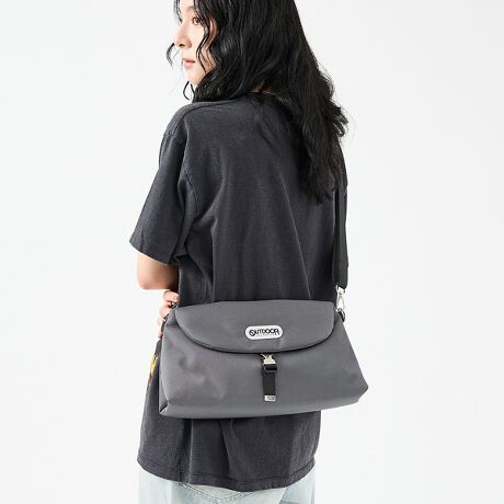 [^ԁF04510054407]yOUTDOOR PRODUCTSz^E[XłAEghAV[ɂ劈ȃtbvV_[oIo◷s̃TuobOɂ҂聝jZbNXŎgfUCȂ̂ŁAJbvFBƂ̃VFA߂łBig₨o͂AsAEghAAʋ΁Eʊwɂg܂BVvȃfUCȂ̂ŁAJWASʂɂ͂A[NX^CXg[gnt@bVȂǕL킹܂BjZbNXŎgpł̂ŁAv[gEMtgɂ߁IySTYLINGzETVcƃfj̃JWAX^Cɍ킹āAȂꊴvXEs[XXJ[gƍ킹āAÐhMIXR[fPoint 01tbv^Cṽ~jV_[obOBʂɃuhl[^OzuBPoint 02[Xy[X500mlybg{gⒷz܂邵Ƃ[́BPoint 03fނɂ́A኱̌򊴂ƈ(΂߂̐)̃R[f|GXegpB͋Cƃ[Nuh炵Ń^tȕ|CgBPoint 05ȏ̎[ɕ֗BgpRpNgȌڂłAybg{g^IȂǂg̗ǂ傫łBvȎ̐nȂ̂ŁAigAEghA⃌W[ȂǗlXȃV[ŋC˂ȂgłBAEghAXg[gnt@bVɂ͂AJWASʂɍ킹₷fUCłB̂R[f|GXe~j}őlȕ͋CłBv[gɂ߁IyOUTDOOR PRODUCTS / AEghAv_Ncz1973NAAJC݃T[XɂăAgV[Z킪nƂAEghAuhB݂ł̓obOɉAJWAEFAAA_[EFAAV[YAvAXe[Vi[Ȃǂ̓pi𕝍LWJ郉CtX^CuhƂāAE60JȏňĂ܂B