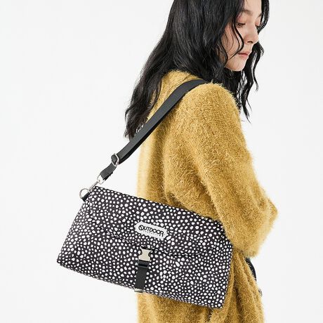 [^ԁF04510054407]yOUTDOOR PRODUCTSz^E[XłAEghAV[ɂ劈ȃtbvV_[oIo◷s̃TuobOɂ҂聝jZbNXŎgfUCȂ̂ŁAJbvFBƂ̃VFA߂łBig₨o͂AsAEghAAʋ΁Eʊwɂg܂BVvȃfUCȂ̂ŁAJWASʂɂ͂A[NX^CXg[gnt@bVȂǕL킹܂BjZbNXŎgpł̂ŁAv[gEMtgɂ߁IySTYLINGzETVcƃfj̃JWAX^Cɍ킹āAȂꊴvXEs[XXJ[gƍ킹āAÐhMIXR[fPoint 01tbv^Cṽ~jV_[obOBʂɃuhl[^OzuBPoint 02[Xy[X500mlybg{gⒷz܂邵Ƃ[́BPoint 03fނɂ́A኱̌򊴂ƈ(΂߂̐)̃R[f|GXegpB͋Cƃ[Nuh炵Ń^tȕ|CgBPoint 05ȏ̎[ɕ֗BgpRpNgȌڂłAybg{g^IȂǂg̗ǂ傫łBvȎ̐nȂ̂ŁAigAEghA⃌W[ȂǗlXȃV[ŋC˂ȂgłBAEghAXg[gnt@bVɂ͂AJWASʂɍ킹₷fUCłB̂R[f|GXe~j}őlȕ͋CłBv[gɂ߁IyOUTDOOR PRODUCTS / AEghAv_Ncz1973NAAJC݃T[XɂăAgV[Z킪nƂAEghAuhB݂ł̓obOɉAJWAEFAAA_[EFAAV[YAvAXe[Vi[Ȃǂ̓pi𕝍LWJ郉CtX^CuhƂāAE60JȏňĂ܂B