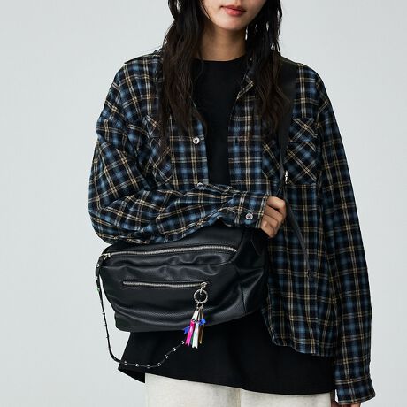 [^ԁF04519854001]G̗ǂ炩Ȑnő̂̃Cɉ悤ɃfUCɂȂĂ܂Btg̃Wbp[|PbgɂICJ[hP[XȂǎ₷̂[Bwʑ̃Wbp[|Pbgɂ͑厖ȏX}zȂǂTCYɁB{̂600ml̃ybg{g⃁CN|[`\eʂłB{̂̃Wbp[ƃtg|Pbgɂ̓X^bYłꂽR[hȂĂAJ₷͂̎AIȑɂȂfUCɂȂĂ܂Bncheek炵JtȃJ[BzȂǂqɂȂ炸A₷I`[7J[{Jrił̂悤ɕtĂAAWRBe[vxg͌򊴂̂V[gxgȂ̂ŃcUPB΂ߊ|A|ȂǃR[fɍ킹Ăgp܂ByfށEFɂāzْfɂĖ͗l̔zuʐ^ƈقȂ鏤i܂Bi摜Ǝł̓j^[yщ摜\̊֌WőFɈႢ܂̂ŗ\߂Bv̐n͌oN򉻂܂BߏȖCAԂłgp܂Ƒ̈ߗނւ̐FڂAFꍇ܂BTCY͊OłBƂłׁ̍̐̈ALq@኱̌덷ꍇ܂Bycheek/`[NzɃ`[N̂悤ȑN₩Ń|WeBuȃGlM[BJ[pbgg悤ȃJtȃfUCŖ̂ƂuԂʂȂ̂ɁB